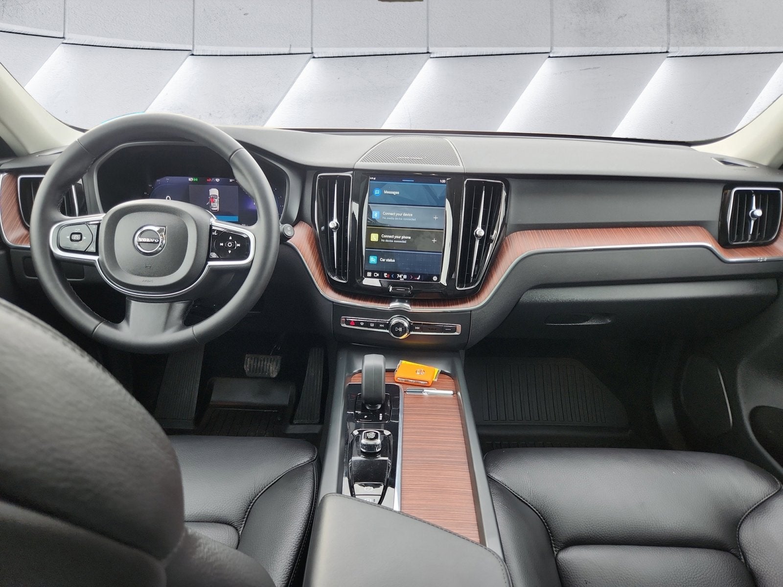 2023 Volvo XC60 Plus Dark Theme