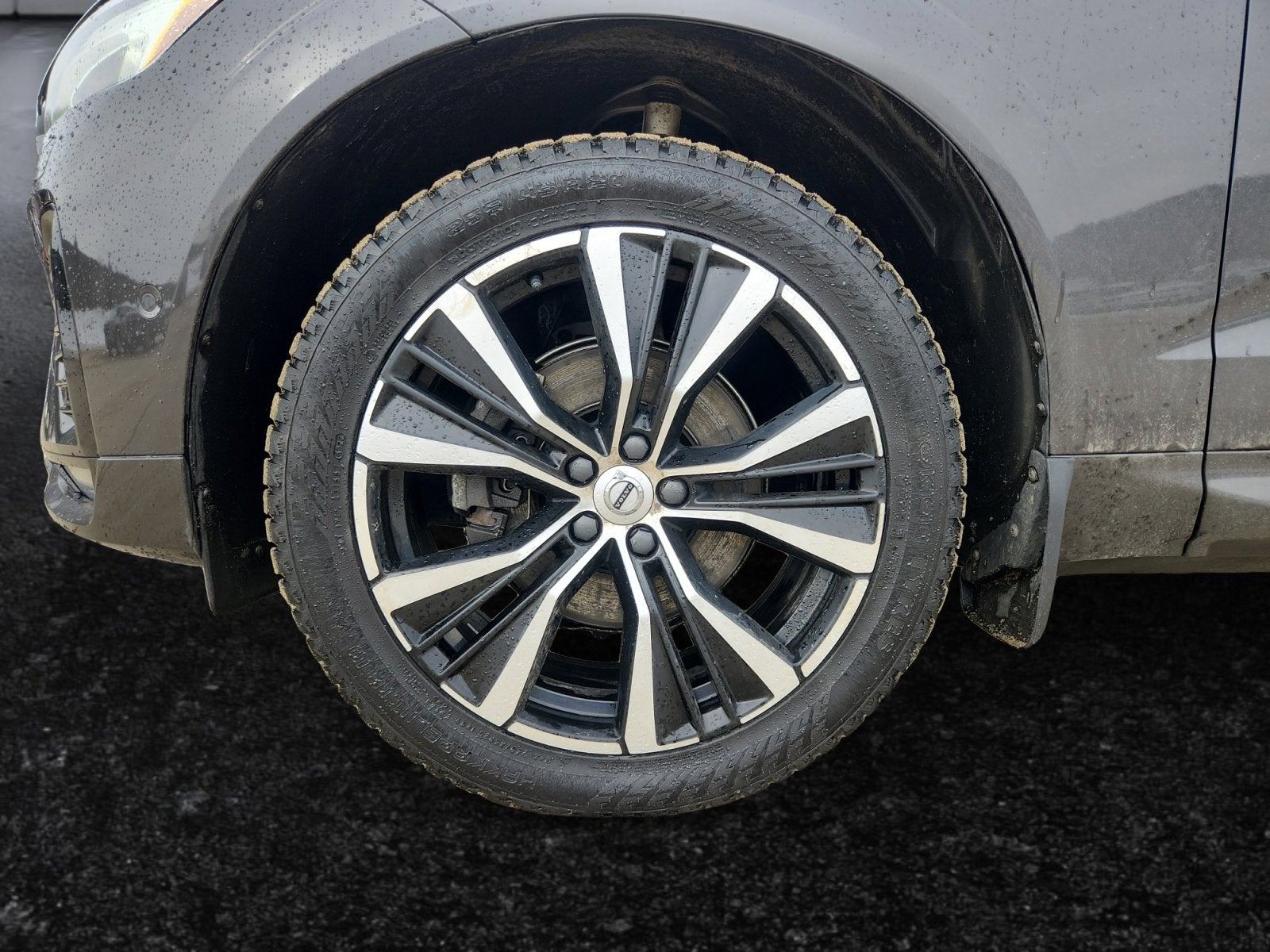 2023 Volvo XC60 Plus Dark Theme