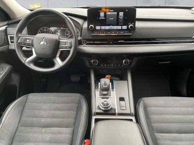 2022 Mitsubishi Outlander Base
