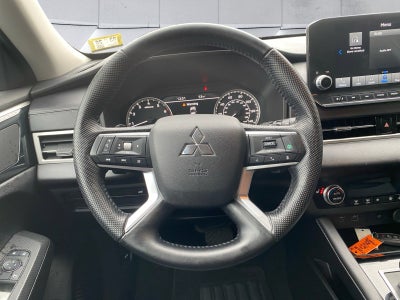 2022 Mitsubishi Outlander Base