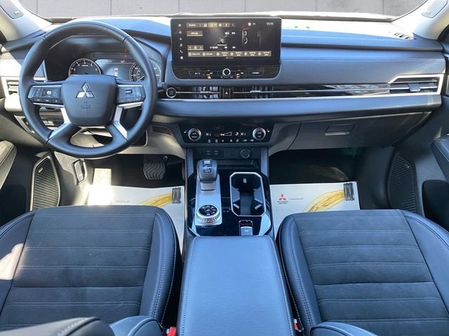 2025 Mitsubishi Outlander Base