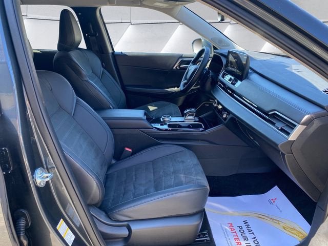 2025 Mitsubishi Outlander Base