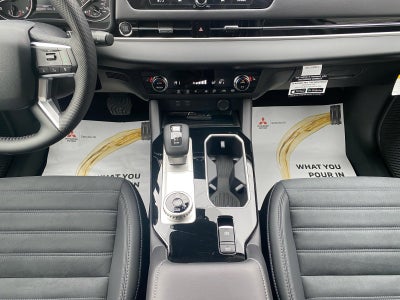 2025 Mitsubishi Outlander SE