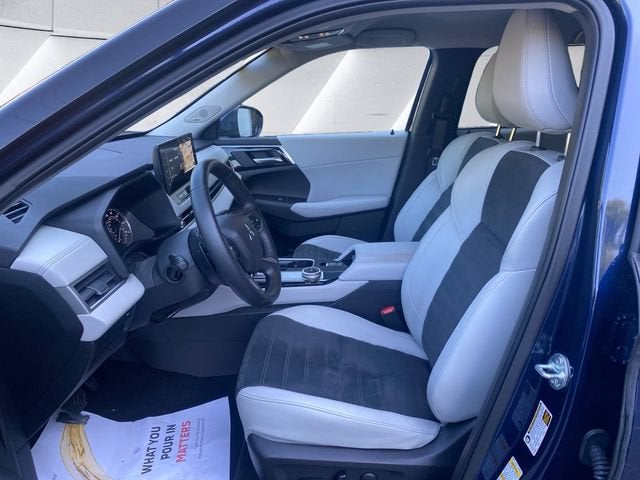 2025 Mitsubishi Outlander Base