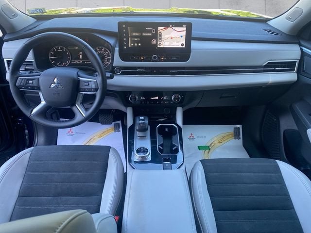 2025 Mitsubishi Outlander Base