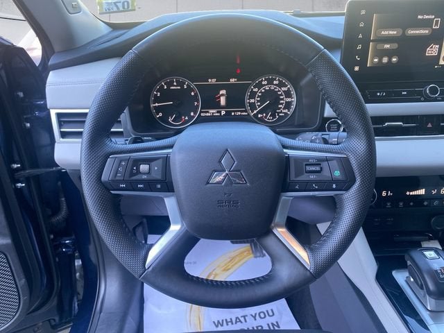 2025 Mitsubishi Outlander Base