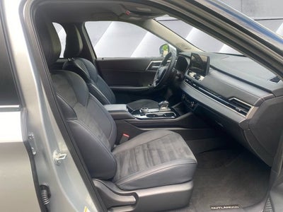 2025 Mitsubishi Outlander Base