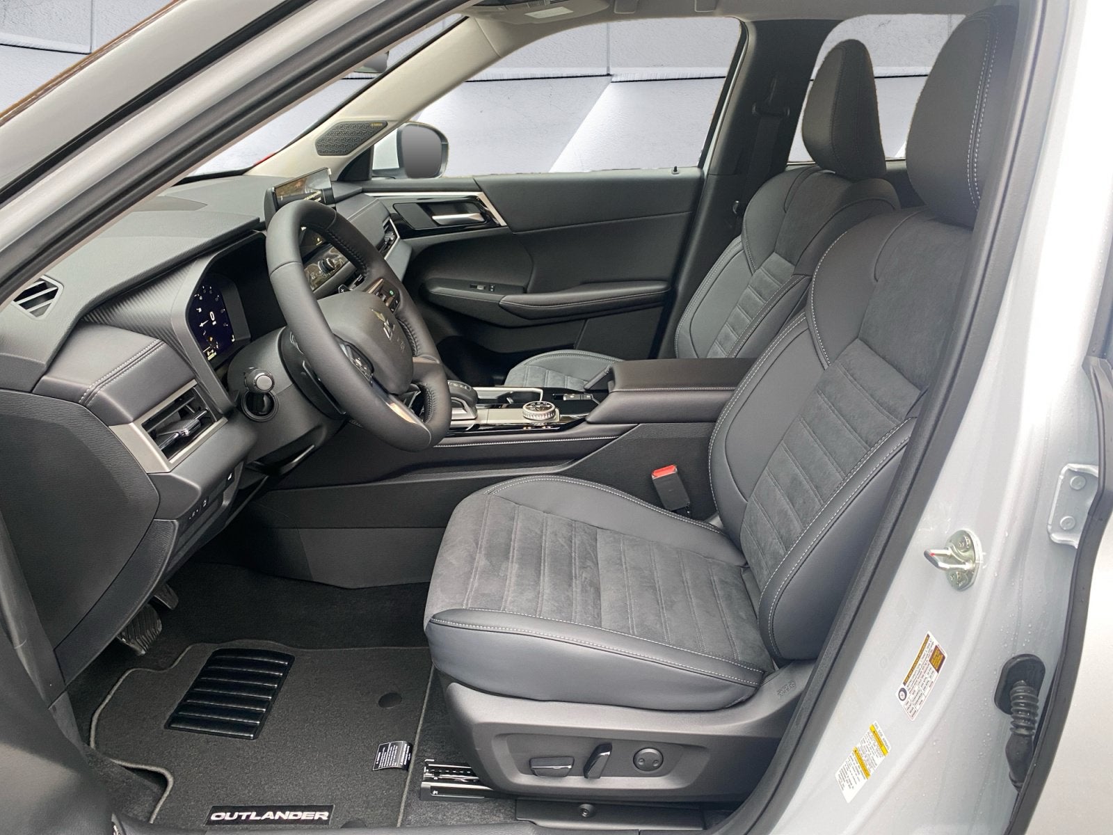 2027 Mitsubishi Outlander SE