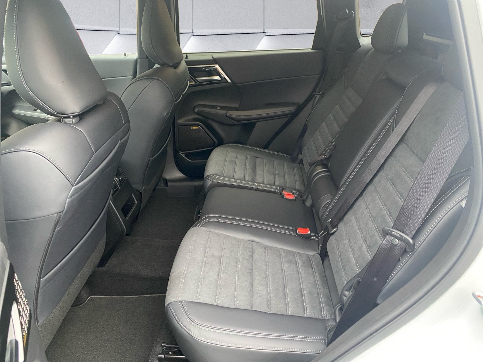 2027 Mitsubishi Outlander SE