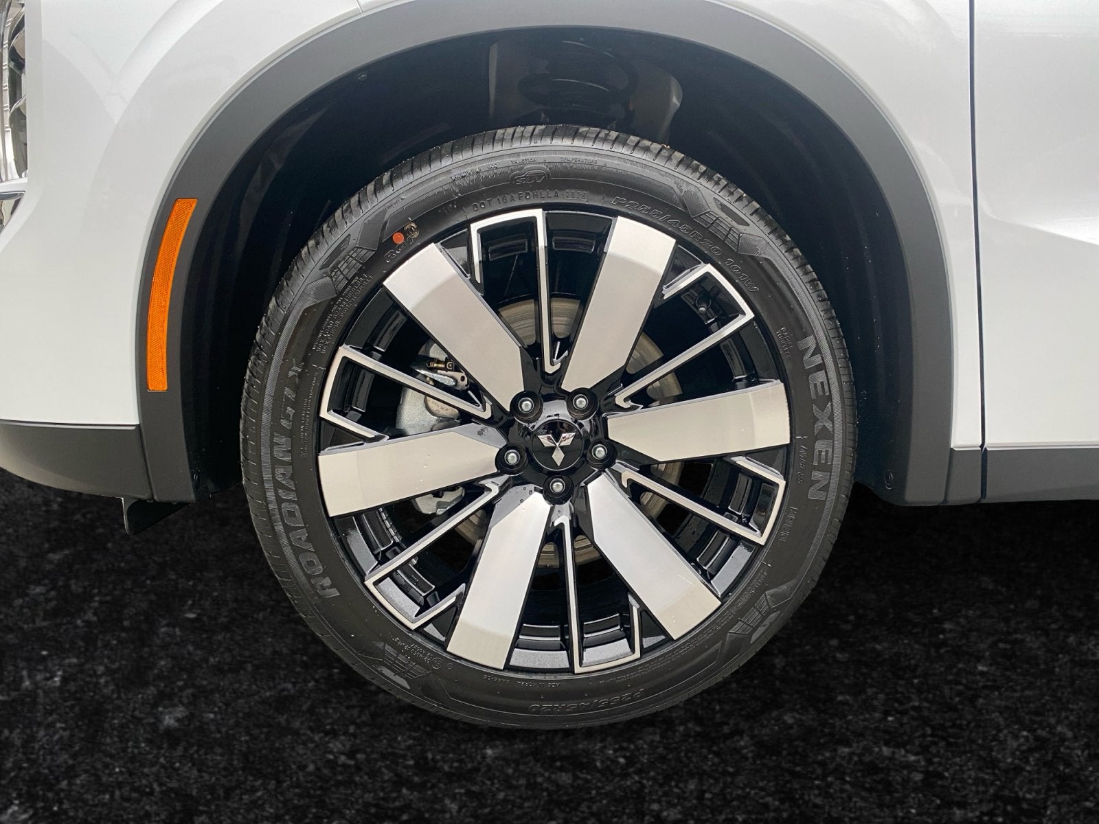 2027 Mitsubishi Outlander SE